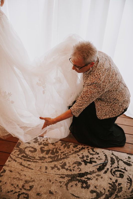 Groom's father singing during the ceremony instead of giving a traditional speech.