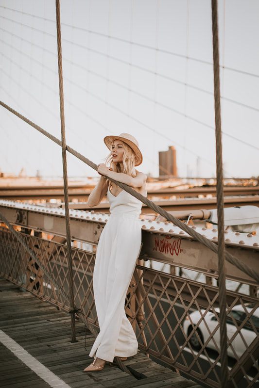 Golden hour portrait of the couple on the Brooklyn Bridge