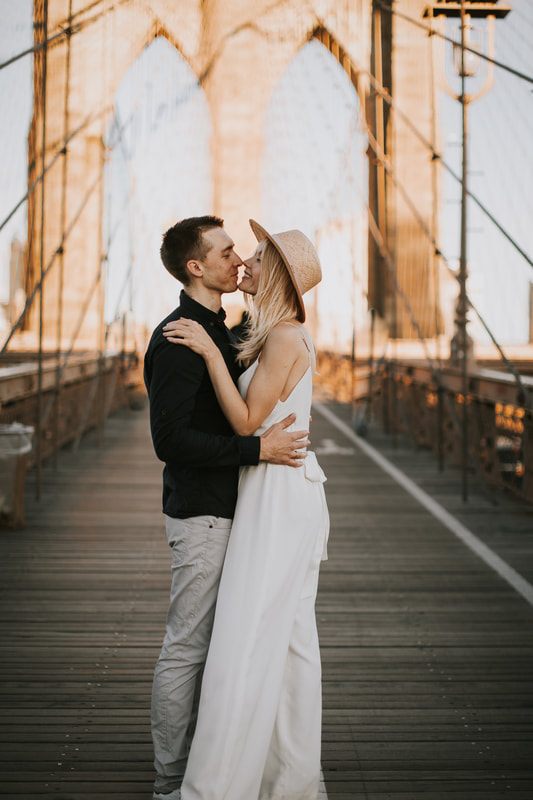 Wide shot of the couple with the Manhattan skyline behind them