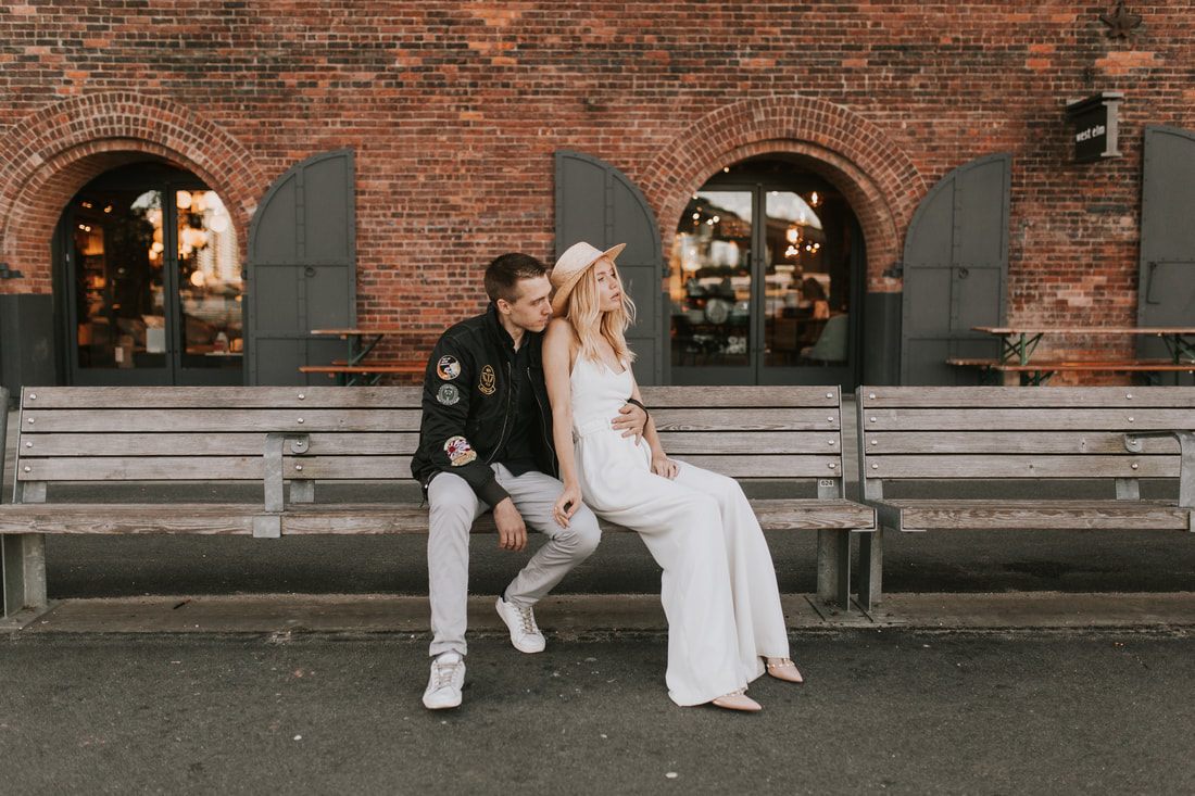 Wide shot of the couple with the Manhattan skyline behind them