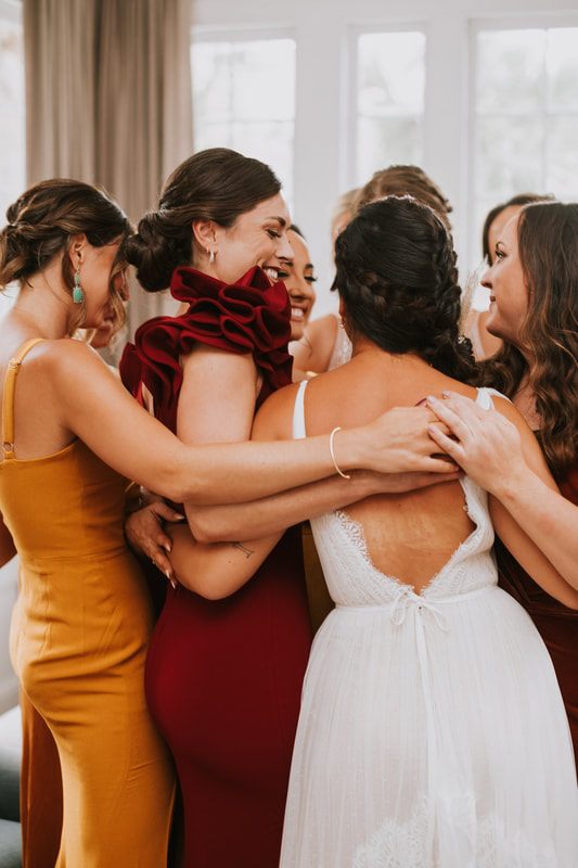 Bridesmaids laughing together before the Magnolia Plantation wedding ceremony