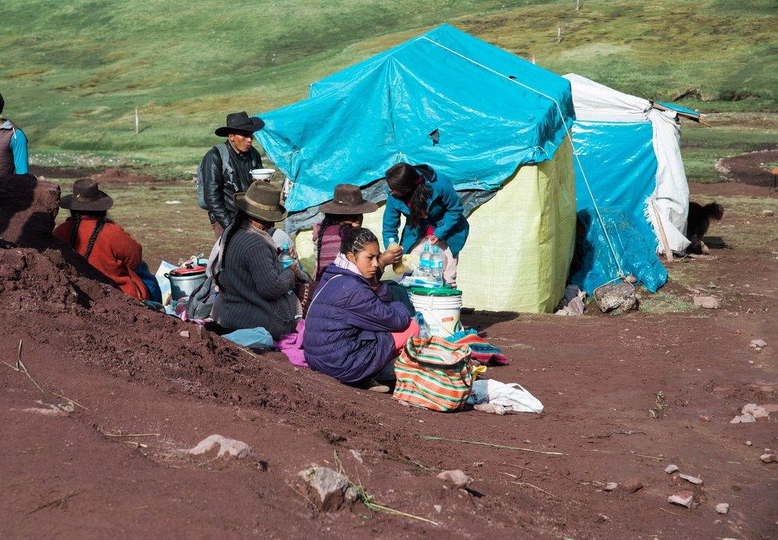 Local villagers and horses along the Rainbow Mountain hiking route