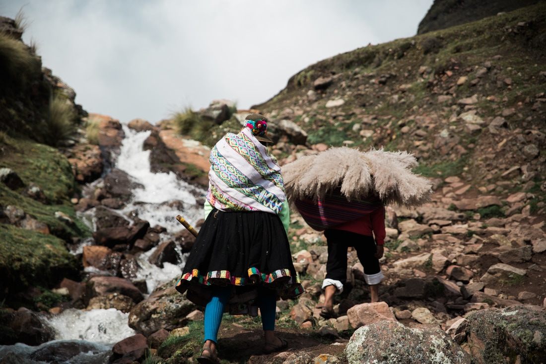 Local villagers and horses along the Rainbow Mountain hiking route