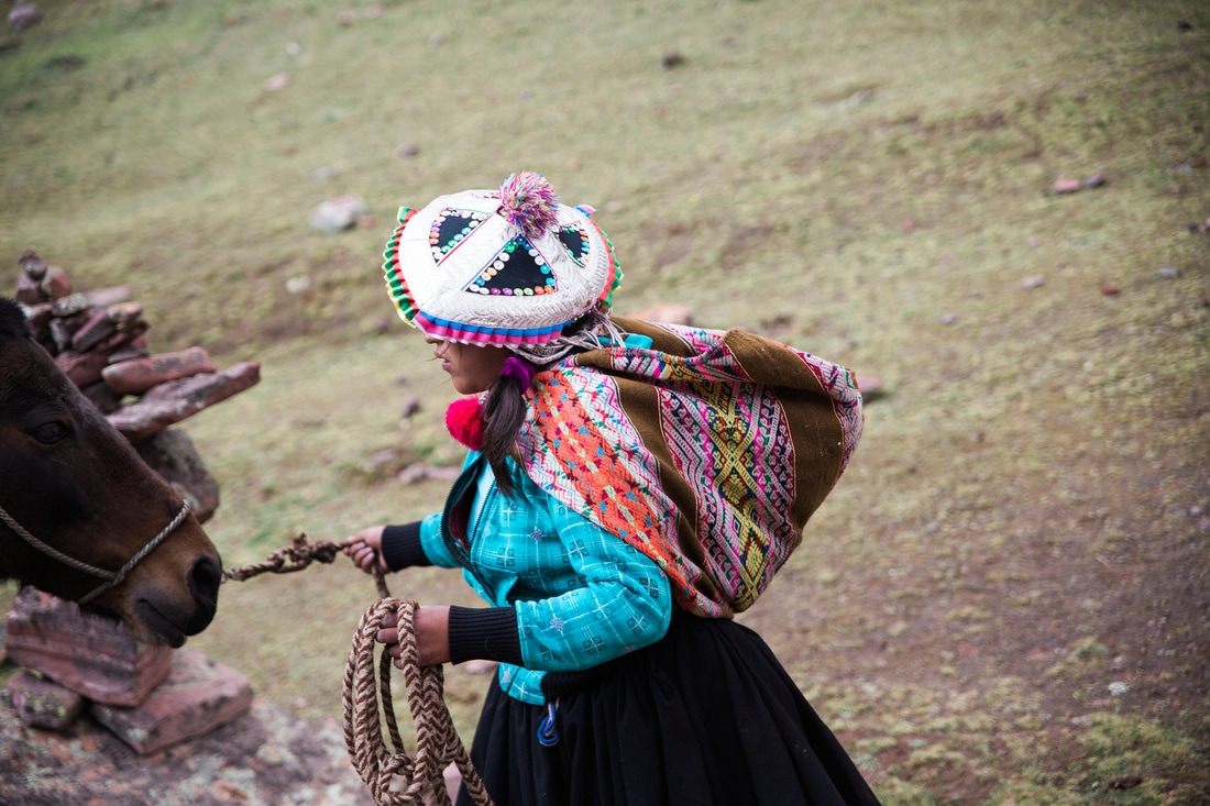 Local villagers and horses along the Rainbow Mountain hiking route