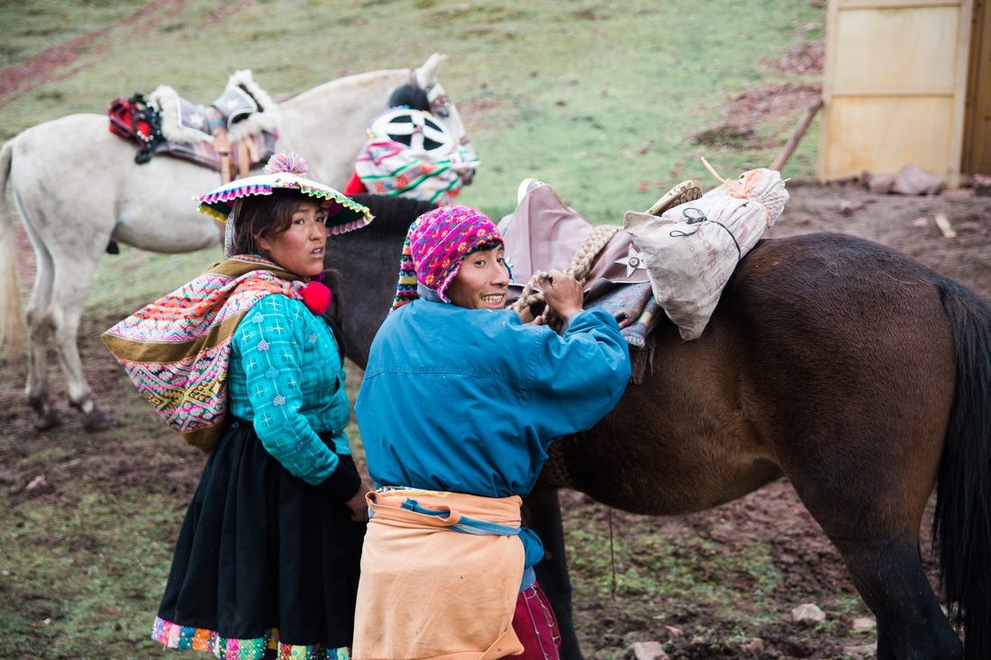 Local villagers and horses along the Rainbow Mountain hiking route