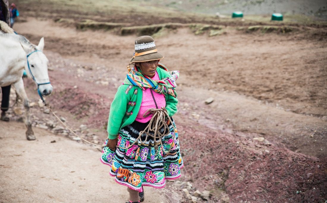 Local villagers and horses along the Rainbow Mountain hiking route