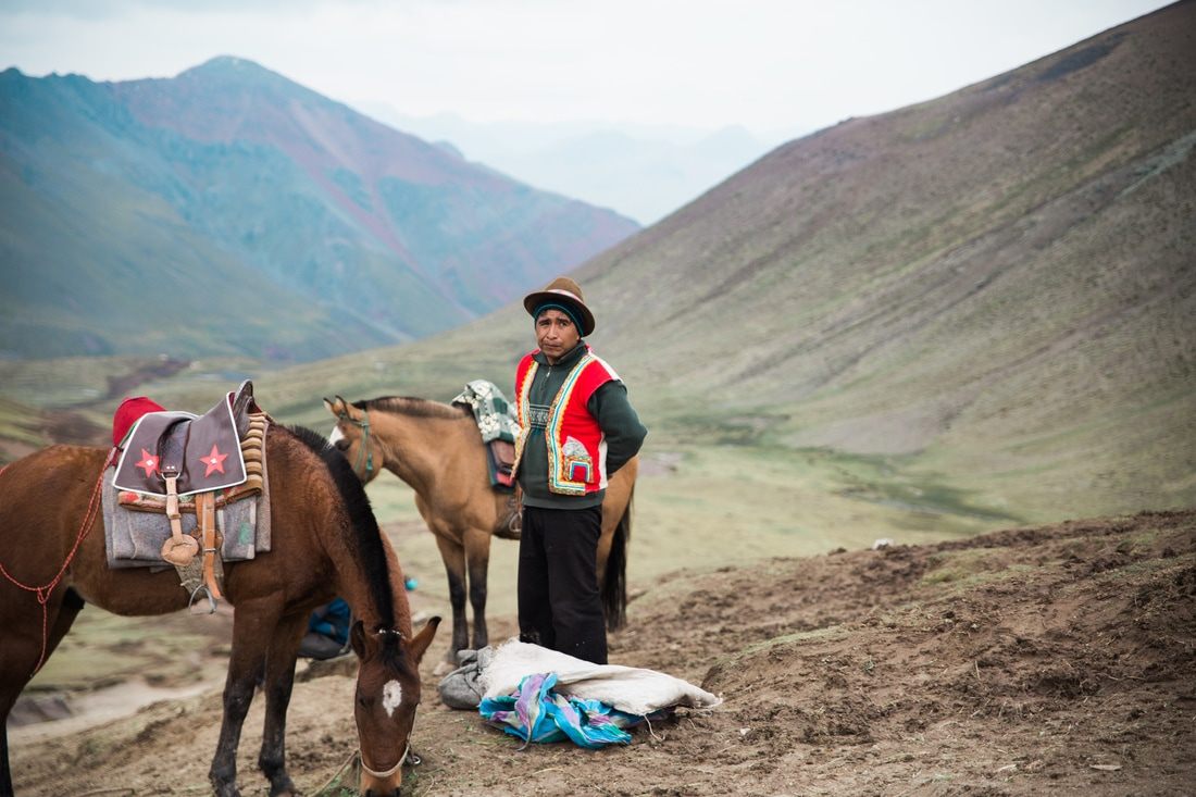 Local villagers and horses along the Rainbow Mountain hiking route