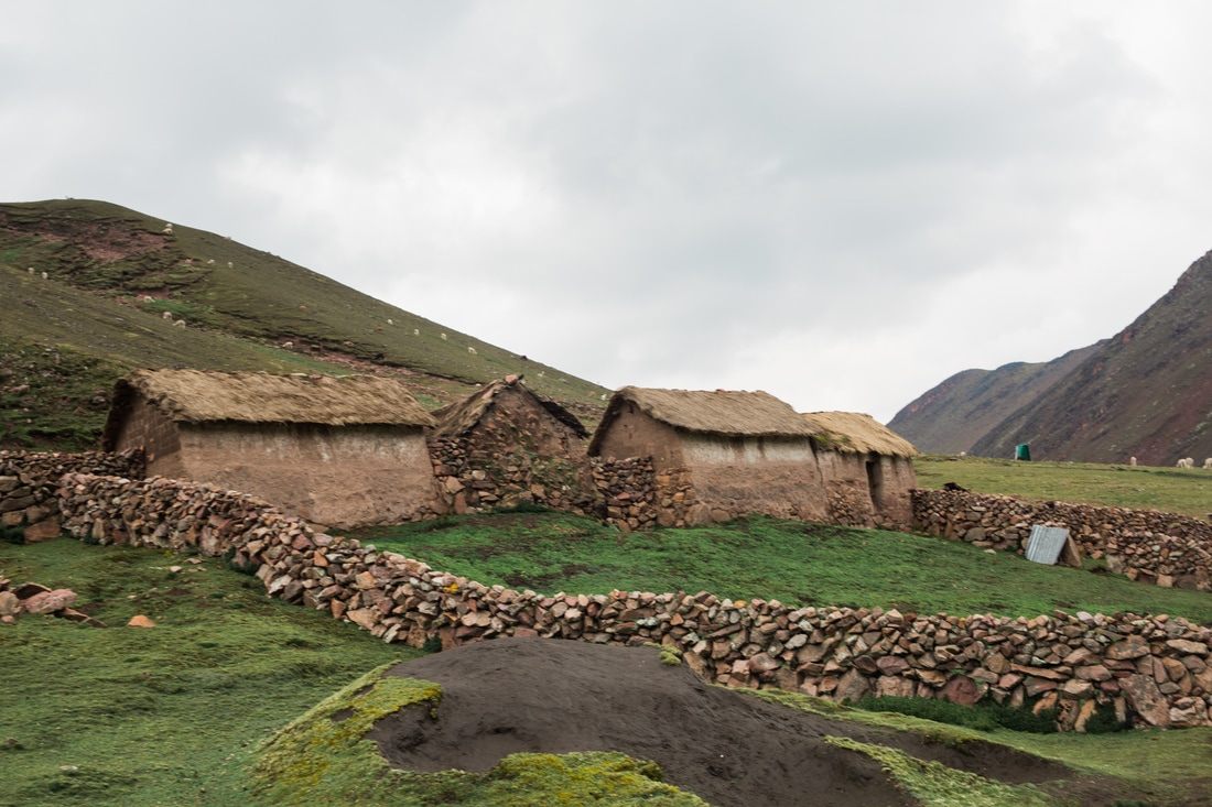 Local villagers and horses along the Rainbow Mountain hiking route