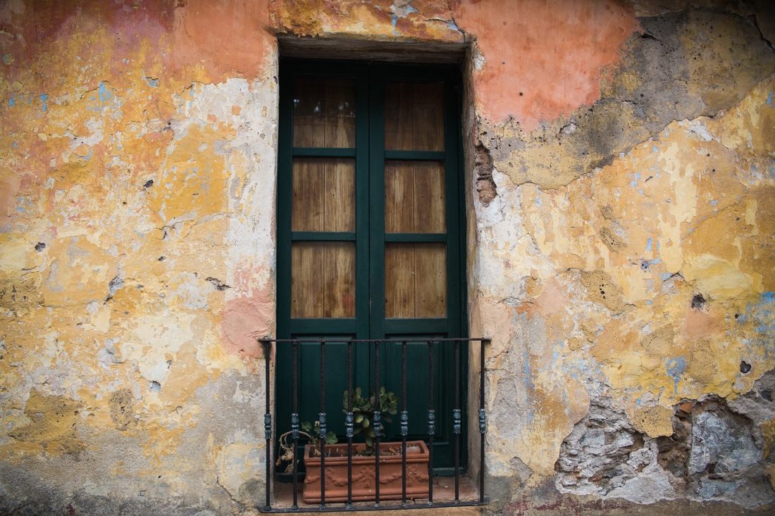 Cobblestone streets and old stone walls in Colonia's historic quarter