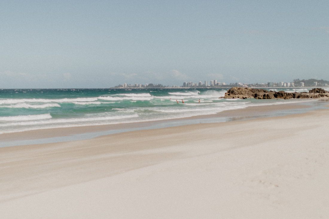 Photo of a winding coastal highway hugging the Gold Coast shoreline along the Gold Coast between Brisbane and Byron Bay, Australia