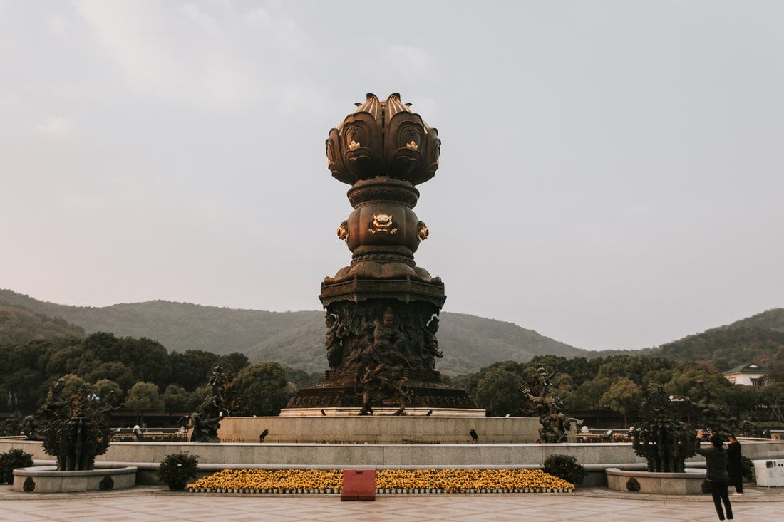 A peaceful courtyard within the Lingshan Grand Buddha grounds