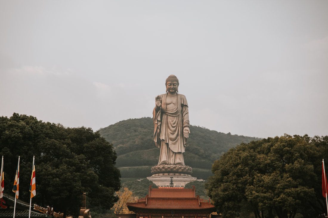Waterfront views along Wuxi's Lake Lihu promenade
