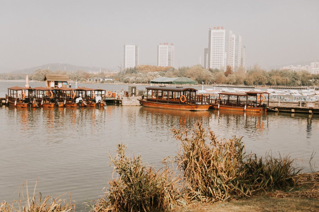 A serene view across Lake Taihu toward the horizon