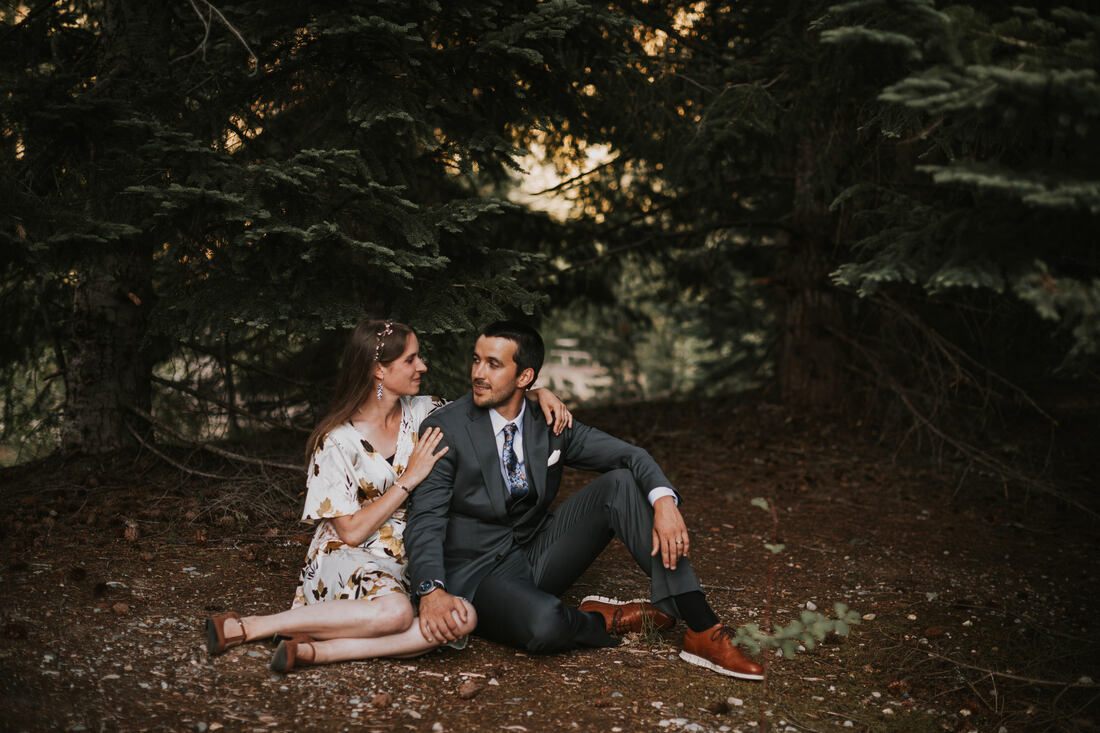 Candid kissing moment captured during the Snoqualmie photo session