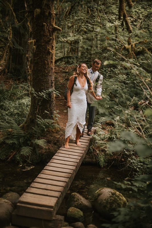 Couple portrait on the rocks along the Skykomish River
