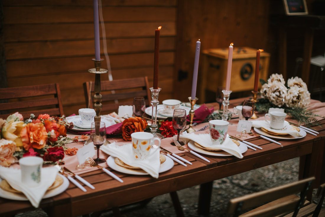 Wedding guests holding umbrellas in the rain at the PNW cabin elopement
