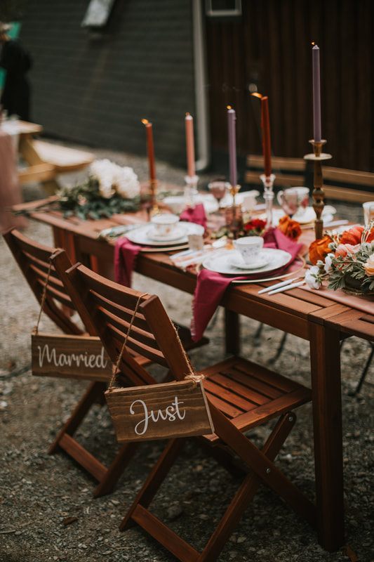 Doilies and teapots decorating the reception table