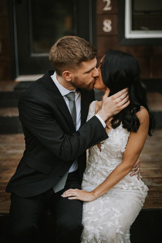 Final portrait of Jeff and Tamara at their Stevens Pass cabin elopement