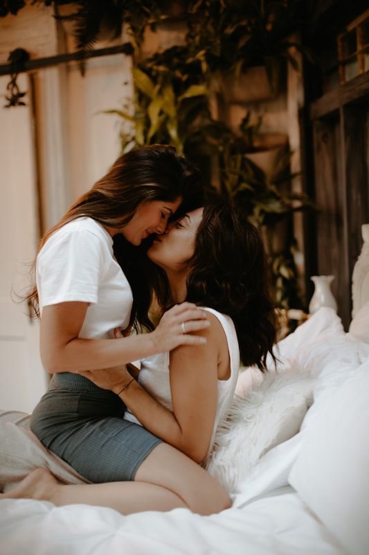Engagement portrait of Francesca and Nicole in front of the treehouse